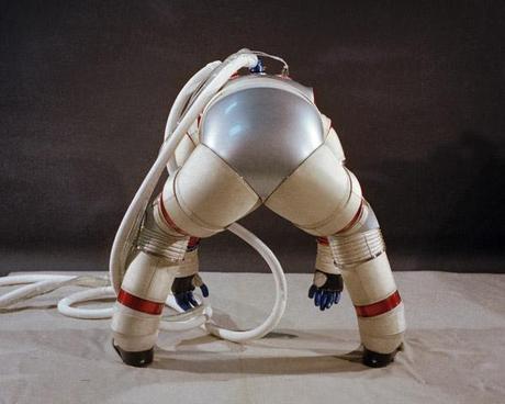 Astronautengymnastik im Raumanzug