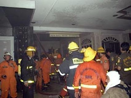 Bangkok-Feuerwehr löscht Großfeuer in Apartmentgebäude