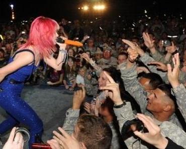 Divas Salute Troops Show mit Katy Perry, Hayley Williams u. co