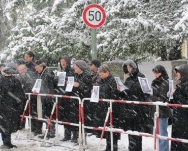 Anwälte in Roben vor iranischer Botschaft in Berlin