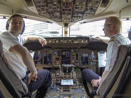 Captain Orri Eiriksson und Co-Pilot im Cockpit der Boeing 757