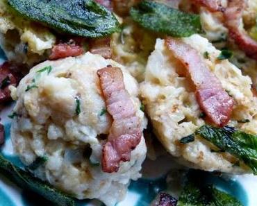 Graukäseknödel mit Salbeibutter und Speck