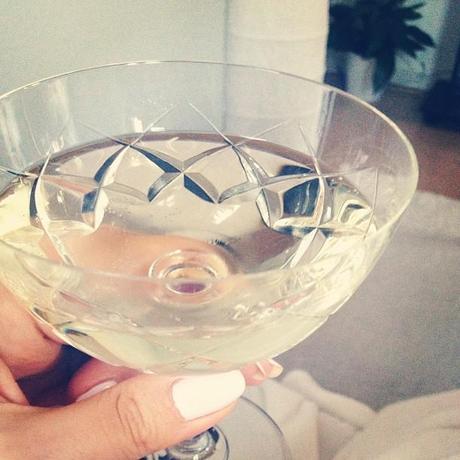 Sekt Glas Schale essie fiji Instagram