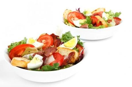 Salate zu Gegrilltem sind ein absolutes Must-Have. Wir nennen Ihnen 3 leckere Rezepte für Salate, mit denen Sie bei Ihren Gästen auf jeden Fall punkten werden. Wie wäre es mit Schichtsalat mit Thunfisch, Nudelsalat nach ungarischer Art oder Reissalat mit Pute und Lauch?