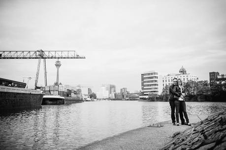 Hafen, Hyatt, Pebbles – Engagement-Shooting in Düsseldorf