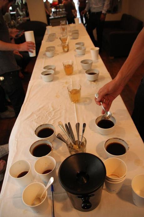 Cupping Table mit Fokus auf den alten Kaffee