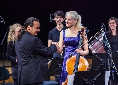Onur Dülger & Liina Leijala bei der Aufführung von „celloacoustic“ im Radiokulturhaus mit dem Webern Ensemble. (Foto: Markus Sepperer)