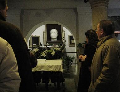 Grabmal Benito Mussolinis am Friedhof von San Cassiano mit Touristen (Bild: Marzia Bisognin auf flickr.com)
