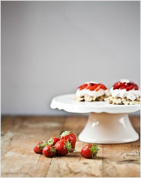 Erdbeer Törtchen auf Tortenplatte