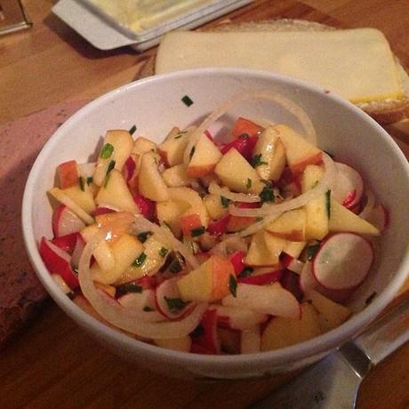 Abendbrot mit Radieschen-Salat #foodporn Rezept unter: http://www.chefkoch.de/rezepte/1034971208618963/Radieschensalat-mit-Zwiebeln-und-Apfel.html
