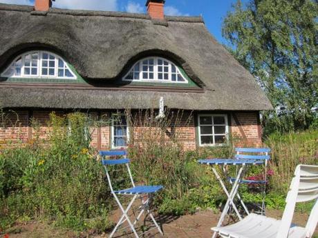 Die Terrasse hinter dem Haus lädt zum Entspannen ein Foto: Landlust-Ferienhaus.de