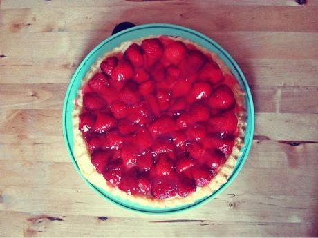 Erdbeerkuchen: Ein einfacher Tortenboden mit Pudding und frischen Früchten