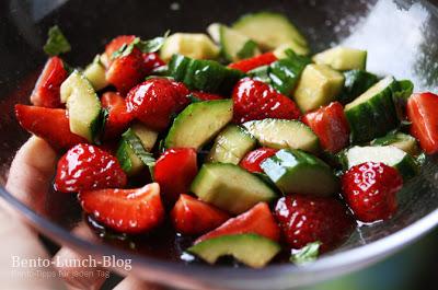 Rezept: Erdbeer-Gurkensalat mit Balsamico & Basilikum