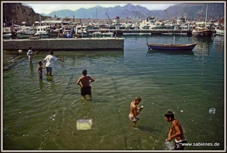 KInder im Hafenbecken von Antalya