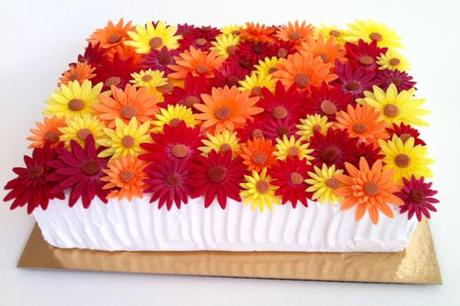 Torte mit Blüten aus Flower Paste, Blütenmeer-Torte, Torte Berlin, Buttercreme-Torte