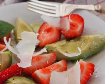 Salat zum Frühstück - Erdbeer-Avocado-Salat mit Limetten-Honig Dressing