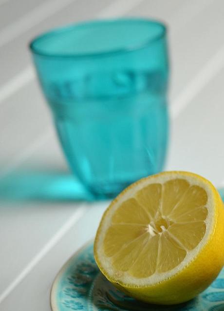 Deko für die sommerliche Kaffeetafel: Türkisfarbene Gläser und Zitronen