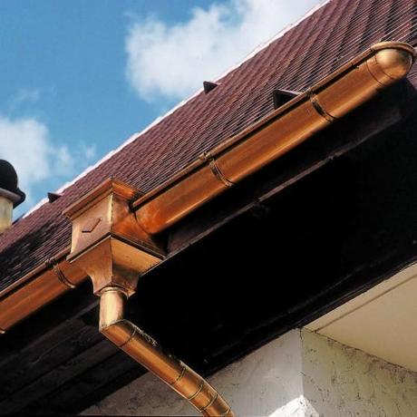 Sehen gut aus und halten auch ohne Schutzanstrich: Dachtraufen und Fallrohre aus Kupfer. Foto: djd/DKI