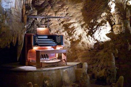 800px-Stalacpipe_Organ_booth_at_Luray_Caverns