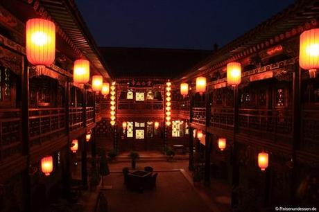 De Chao Ge Hotel in Pingyao (Innenhof bei Nacht)