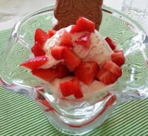 Soja Eis mit Erdbeer Topping