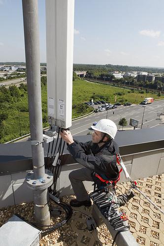 Wartungsarbeiten an einer E-Plus Antenne (Foto E-Plus-Gruppe)