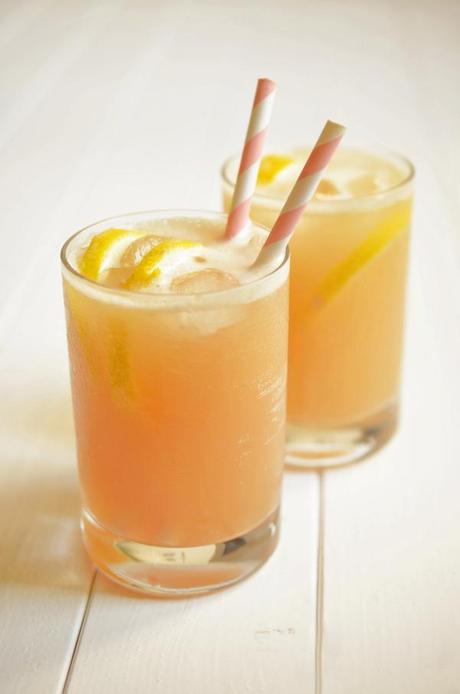 Cocktail: Rhubarb Fizz - eine Abwandllung des Gin Fizz mit Rabarbersirup