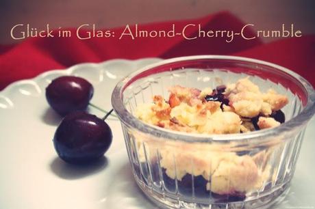 Glück im Glas: Almond-Cherry-Crumble