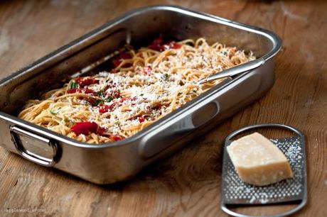 Spaghetti mit Tomaten und Knoblauch im Backofen geschmort