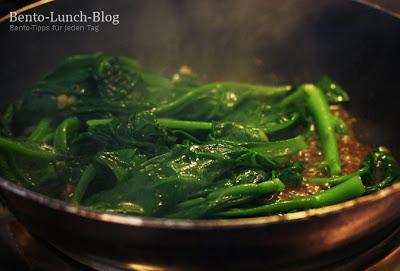 Rezept: Spinat in Knoblauch und Sojasosse gebraten