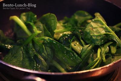 Rezept: Spinat in Knoblauch und Sojasosse gebraten