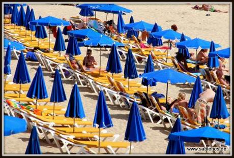 Strand mit Liegestühlen auf Lanzarote
