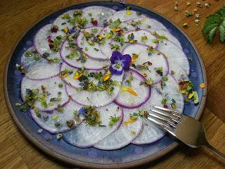 Geniale Vorspeise: Carpaccio vom Mairübchen mit Macadamianussöl und Blütenkonfetti