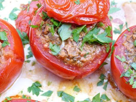 mit walnüssen gefüllte tomaten