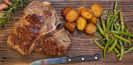 T-Bone Steak mit Speckbohnen und Bratkartoffeln