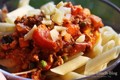 Rezept: Tofuhack-Pasta mit gerösteten Kräutern & Tomate