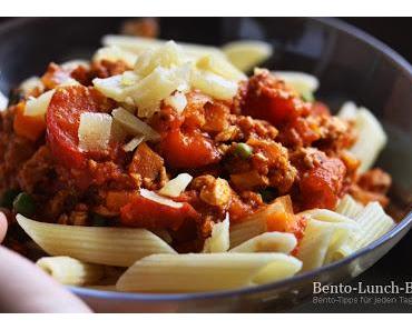 Rezept: Tofuhack-Pasta mit gerösteten Kräutern & Tomate