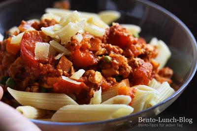 Rezept: Tofuhack-Pasta mit gerösteten Kräutern & Tomate