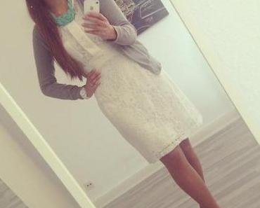 White lace and accents in turquoise - Todays Outfit