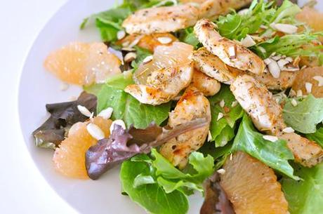 Salat mit Rosmarin-Hühnerstreifen und Grapefruits