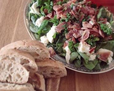 Salat mit Spinat, Schinken und Mozzarella