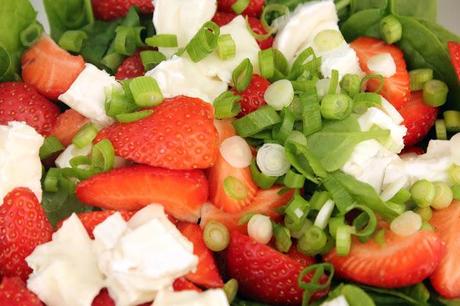 spinatsalat mit ziegenkäse, frischen erdbeeren und zuckerschoten