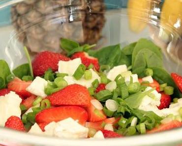 Spinatsalat mit Ziegenkäse, frischen Erdbeeren und Zuckerschoten