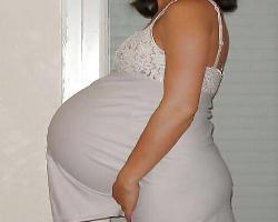 Bild von schwangerer Frau im Kleid
