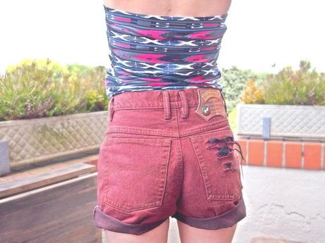 DIY-  mit Acrylsteinen verzierte vintage Shorts