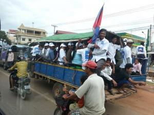 Khmer auf dem Weg zur Wahlveranstaltung 300x225 Vor den Wahlen in Kambodscha