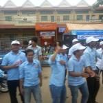 Parteianhaenger jubeln am Strassenrand 150x150 Vor den Wahlen in Kambodscha
