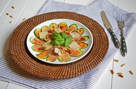 Zucchini-Carpaccio mit Serranoschinken, getrockneten Tomaten, Pinienkernen, Parmesan und Basilikum