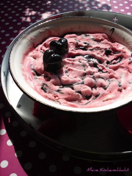 Joghurt Eis mit Himbeer Sorbet & self-made Lakritz Fudge