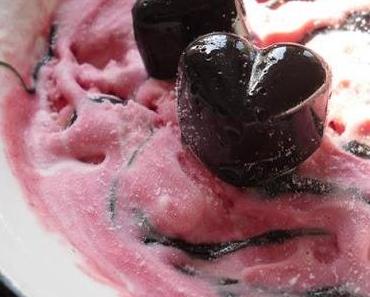 Joghurt Eis mit Himbeer Sorbet & self-made Lakritz Fudge